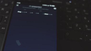 Bir cep telefonundaki indirme hızı kontrol ediliyor.