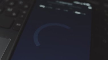 İnternet bağlantı performansını ölçmek için bir hız testi aracı kullanılıyor.