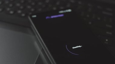 Ağ etkinliği için gerçek hız okumasını gösteren dairesel gösterge ile internet hız test uygulaması.