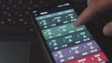 Mobil telefon ekranı, iki farklı internet bağlantısını Wi Fi ve Mobil verileri karşılaştırarak bir hız testi uygulaması çalıştırıyor.