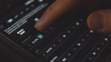 Kişi, Strong Buy and Buy için akıllı telefondaki mobil ticaret uygulaması içindeki değerleri ayarlıyor.