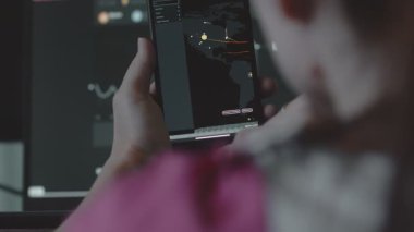 Siber saldırıların dünya haritasını çıkarmak için parmaklarını kullanıyor..