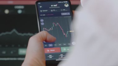 Mobil ticaret uygulaması USD JPY para çifti için gerçek zamanlı bir şamdan grafiği içerir.