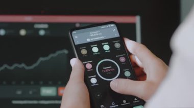 Bütçeyi takip etmek için teknolojiyi kullanıyor. Yeni harcamalar ekleniyor.