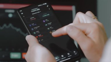 Kişi, kişisel finans başvurusunda Giyim kategorisine harcanan paranın miktarını kaydeder.