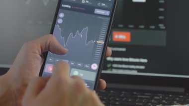Akıllı telefon ekranında gösterilen NZD USD para birimi çifti için canlı grafik.