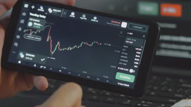 Alıcı ve Uyumlu seçenekleri seçer, mobil ticaret uygulamasında hisse senedi siparişi alır.