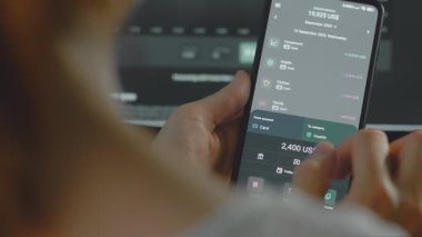 Smartphone ekranında kişisel finans izleme uygulaması Genel Bakiye, Toplam Gelir ve Toplam Masraflar ayrıntılarıyla görüntülenir.