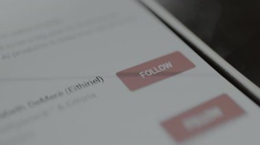 Dijital platformdaki bir kullanıcıyı izlemek için FOLLOW düğmesine tıklanır.