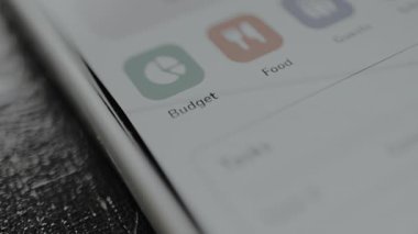 Kullanıcı, bir olay planlama uygulaması arayüzü içinde Bütçe etiketli seçeneği seçer.