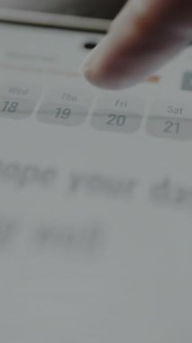 Kişi, akıllı telefon uygulaması, kişisel organizasyon ve üretkenlik üzerinden dijital takvimden bir tarih seçiyor.