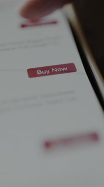 Birisi Buy Now tuşuna basarak çevrimiçi bir mağazadan ürün satın alır, ekommerce konsepti.