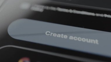 Kişi, etiketli düğmeye basar Yeni bir kullanıcı hesabı için hesap oluştur, kayıt süreci.