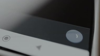 Kullanıcı, iletiyi akıllı telefon ekranındaki bir sohbet içinde gönderme seçeneğini seçer.