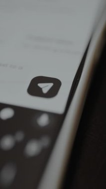 Kullanıcı AI yardımcısı ile sohbet ederek ileti simgesine tıklıyor.