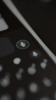 Metin yazılacak bir konuşma için mikrofon simgesi.