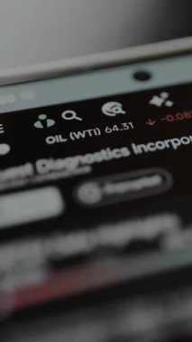 Dünya petrol fiyatları ve finansal uygulama arayüzü içindeki yüzdelik değişikliklerle dolu bir bilet..