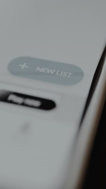 Bir alışveriş uygulaması arayüzü içinde Yeni Liste etiketli seçeneği seçer.