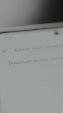 Belirli bir konum bulmak için uygulama arayüzü içindeki bir alanı veya adresi ara.