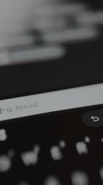 Çevrimiçi Market uygulaması içindeki girdi alanını ara, özel bakkal aranıyor.