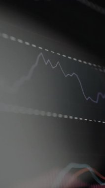 Eğilim çizgisi ve direnç seviyeleri olan mali tablo, gözlüklerle bak.