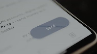 Kullanıcı dijital düğmeye tıklayarak bir bankacılık uygulaması arayüzü içine para gönderir, çevrimiçi para gönderir.