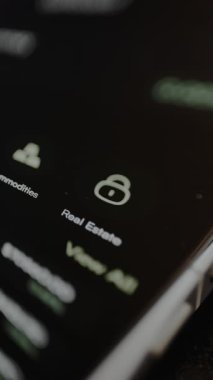 Kullanıcı, emlak yatırım türünü finansal uygulama arayüzü içinde seçer.