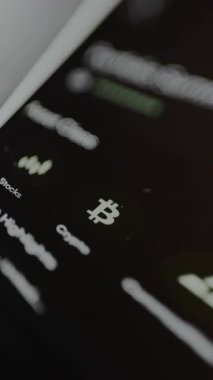 Kripto tipi yatırımı finansal uygulama arayüzü içinde seçen kişi.