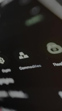 Yatırımcı bir finansal uygulama arayüzü içinde emtia tipi yatırım seçer.