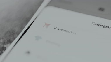 Kullanıcı, çevrimiçi alışveriş uygulaması Süpermarket kategorisindeki Kategoriler bölümünü görüyor.