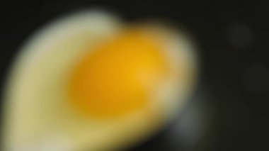 Tavada kızarmış tavuk yumurtasının makro görüntüsü, yavaş çekim..