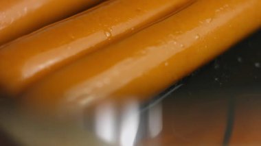 Tavada pişen sosisleri yakından izle..