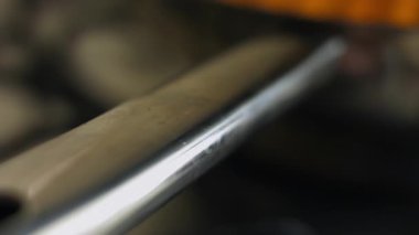 Kızartma tavasında pişirilen sosisleri yakından izleyin..