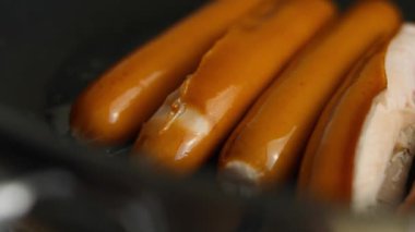 Frankfurterlar tavada kızartılıyor, yaklaşın..