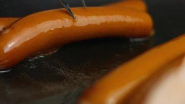 Kızarırken sosisleri çeviriyorum..