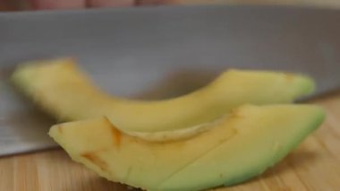 Avokado parçalamak için keskin bıçak kullanılıyor..