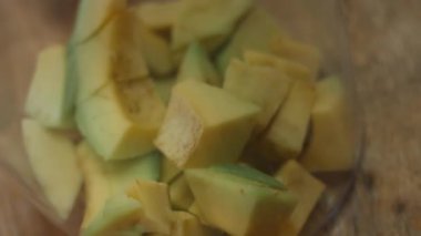 Blender kavanozunda taze kesilmiş avokado küpleri..