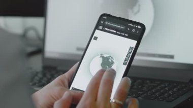 Kişi, dünya çapında çeşitli siber tehditlerin akışını gösteren canlı etkileşimli bir harita çizer..