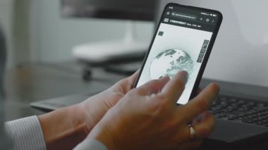 Dünya haritasında siber saldırı aktivitesini gösteren çizgiler var..