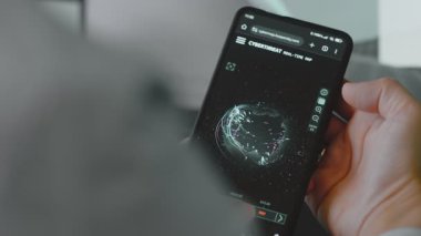 Kullanıcı siber saldırı dünya haritasında karanlık kipi açar ve kapatır ve haritayı tam bir görünüm için düzleştirir.