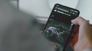 Gerçek zamanlı siber saldırı verileri çizgiler ve noktalarla gösterilen bir dünya haritasının genel görünümü.