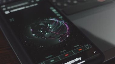 Erişim taramaları ve anti virüs tespitleri de dahil olmak üzere çeşitli tehditleri gösteren dünya siber tehdit haritası.