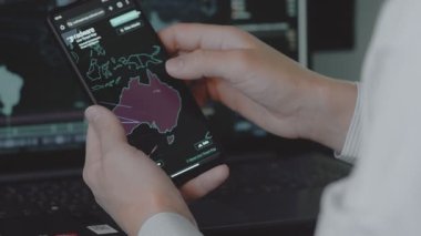 Bir dünya haritasında çizgiler ve noktalarla temsil edilen ülkeler arasındaki kötü niyetli trafiğin akışını görüntüler.