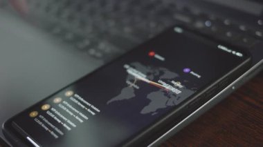 Cep telefonu ve bilgisayar ekranında dünya haritası olan küresel siber saldırı. İnternet ağı iletişimi siber saldırı altında. Dünya çapında virüs yayılımı çevrimiçi. Rusya ve Hindistan saldırı eğilimi