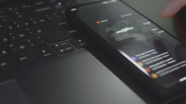 Cep telefonu ekranında dünya haritası olan küresel siber saldırı. İnternet ağı iletişimi siber saldırı altında. Dünya çapında virüs yayılımı çevrimiçi. Yakın çekim.