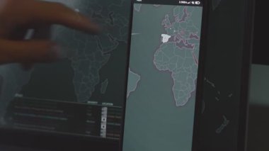 Cep telefonu ve bilgisayar ekranında dünya haritası olan küresel siber saldırı, Avrupa. İnternet ağı iletişimi siber saldırı altında. Dünya çapında virüs yayılımı çevrimiçi. Yakın çekim.