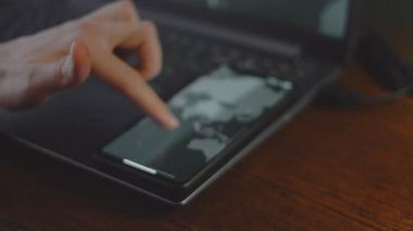 Cep telefonu ekranında dünya haritasıyla küresel siber saldırı. İnternet ağı iletişimi siber saldırı altında. Dünya çapında virüs yayılımı çevrimiçi. Yakın çekim.