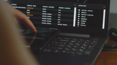 Cep telefonu ve bilgisayar ekranında dünya haritası olan küresel siber saldırı. İnternet ağı iletişimi siber saldırı altında. Dünya çapında virüs yayılımı çevrimiçi. Yakın çekim.