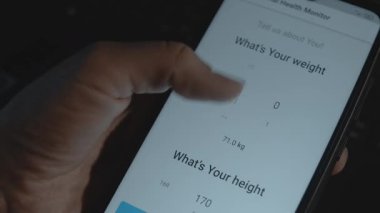 Cep telefonu ekranında kişisel sağlık izleme uygulaması, kişisel verilerle bilgi alanlarının tamamlanması