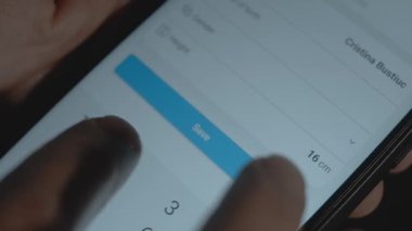 Cep telefonu ekranında kişisel sağlık monitörü uygulaması, Yükseklik alanını tamamlıyor.